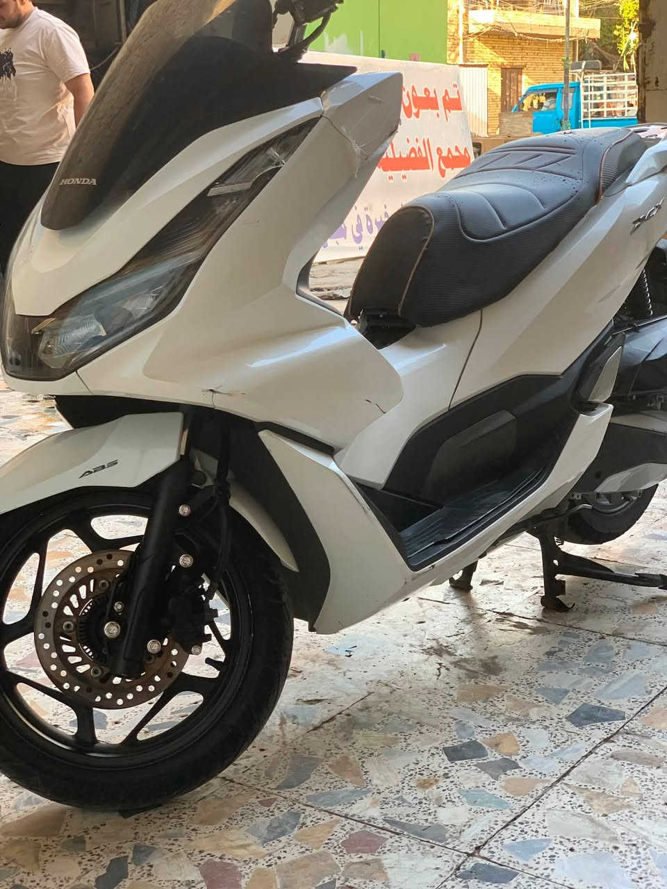سلام عليكم pcx جيل رابع موديل 2022 وراد كوري 

دراجه نضيفه ومكفوله كفالة عامة مكينه برغي ما مفتوح جيب فيتر وفحص 

فقط كم ملاحظه بكفرات  .

السعر 15 ورقه بيها مجال للشراي 

مكاني بغداد  
***********
