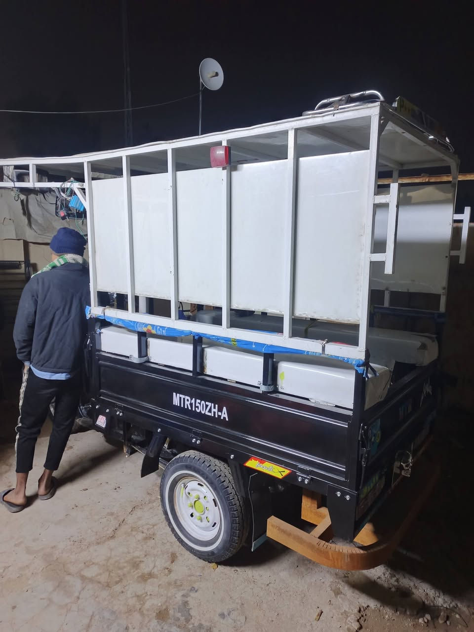 محجر للبيع فارغ كلشي ماوياه سعرة ١٧٥ بي مجال بسيط شراي بخدمتك مكان كوفة حي ميسان
(***********)
