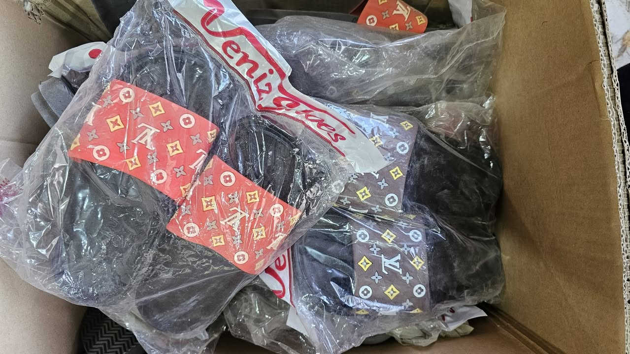 نعالات ولادي وبناتي سعر الزوج الف دينار 
العنوان الجمعيات شارع ٢٠
للتواصل ***********
