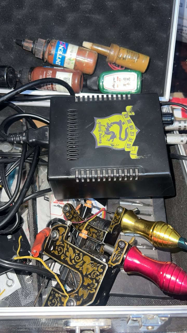 السلام عليكم 
عندي أجهزه تاتو و دك وشم 
كاملات المواد كل أنوع الاحبار والالوان جوزي واسود للصالونات الحلاقه سعر الجهاز الصغير 50 الف وسعر الاجهزه الأحمر والاخضر 250 الف مكاني مجمع حطين الشقق *********** الخاص والواتساب مغلقات
