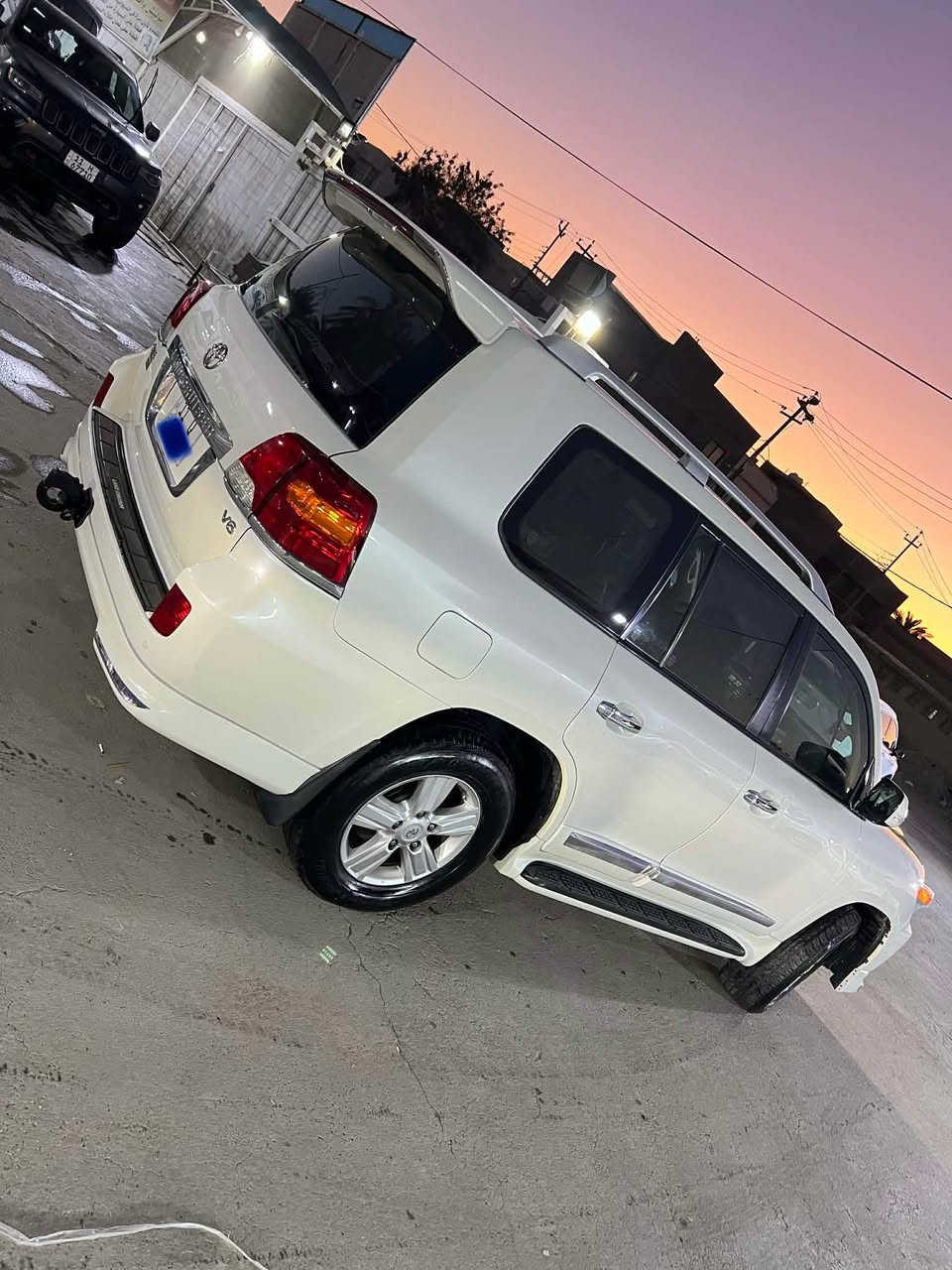 السلام عليكم ورحمة والله . للبيع او مراوس 

لاندكروز 2015 وكالة سازز مكفولة من الصبغ عدا باردين صغار . رقم بغداد انكليزي السياره فول مواصفات ثمانية ايرباك تشغيل عن بعد فتحه بصمه كشن كهرباء جلد قرميدي محرك مامفتوح حداده حلوه السياره جديده وجاهزه من كلشي 
السعر390 وبي مجال 
مكان السيارة ديوانية وبغداد 
*********** واتس 
*********** بغداد, العراق
