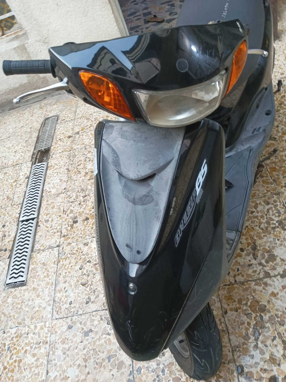 السلام عليكم دراجه بريز لايت عالي كابريتر لون اسود كلها ختم واحد دراجه رمبه مكفولة كفر ومكينه اي نقص مابيه كلها شغال أوراقه كامله شراي يتصل ع *********** عنوان بغداد
