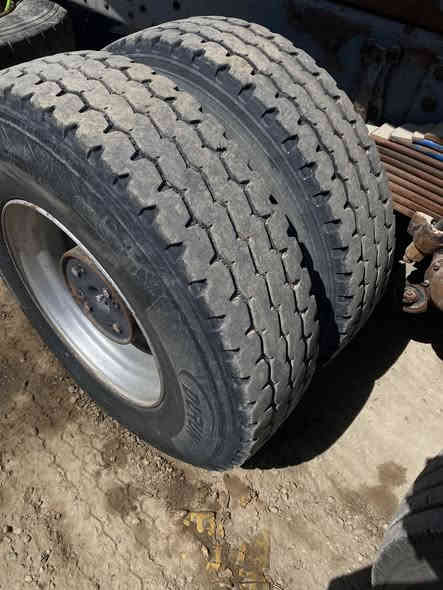 ♥️السلام عليكم من رخصة الادمن المحترم♥️
للبيع فقط تايرات وياله 22.5 جديد خمس زواجه 

أنتاجهن جديد مكان واسط زبيديه سعر ***********
