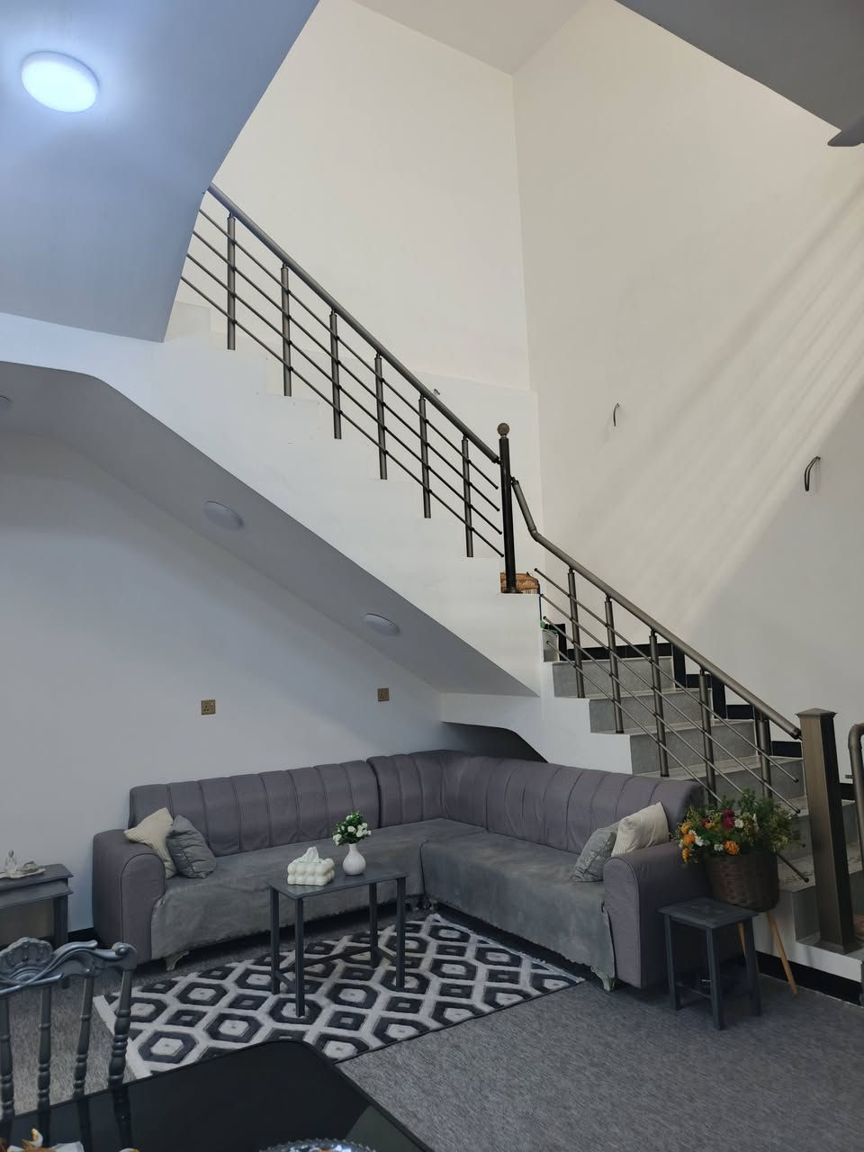 ‏دار حديث للبيع 140 متر مع حديقه جانبيه 130 متر
‏بناء جديد 2025
‏كافة الخدمات واصلة لباب البيت 
‏خط مولد ذهبي
‏
‏المكان / الإمام عون (ع)  مقابل محطة الوقود على الشارع العام يبعد 100 متر عن الشارع
‏طريق بغداد كربلاء عامود 248
‏الجنس زراعي مشمول بالطابو 
‏
‏التفاصيل :
‏
‏استقبال 
‏مطبخ
‏صاله
‏غرفتين نوم. وحده نظام سويت غربي
‏حمامات داخليه . . . شرقي وغربي
‏حمام خارجي
‏
‏البيت بي نظام دكت مبرده 
‏
‏السطح شتايكر 
‏
‏الشبابيك ألمنيوم 
‏
‏اتصل 
‏السعر 90 قابل للتفاوض
‏***********
