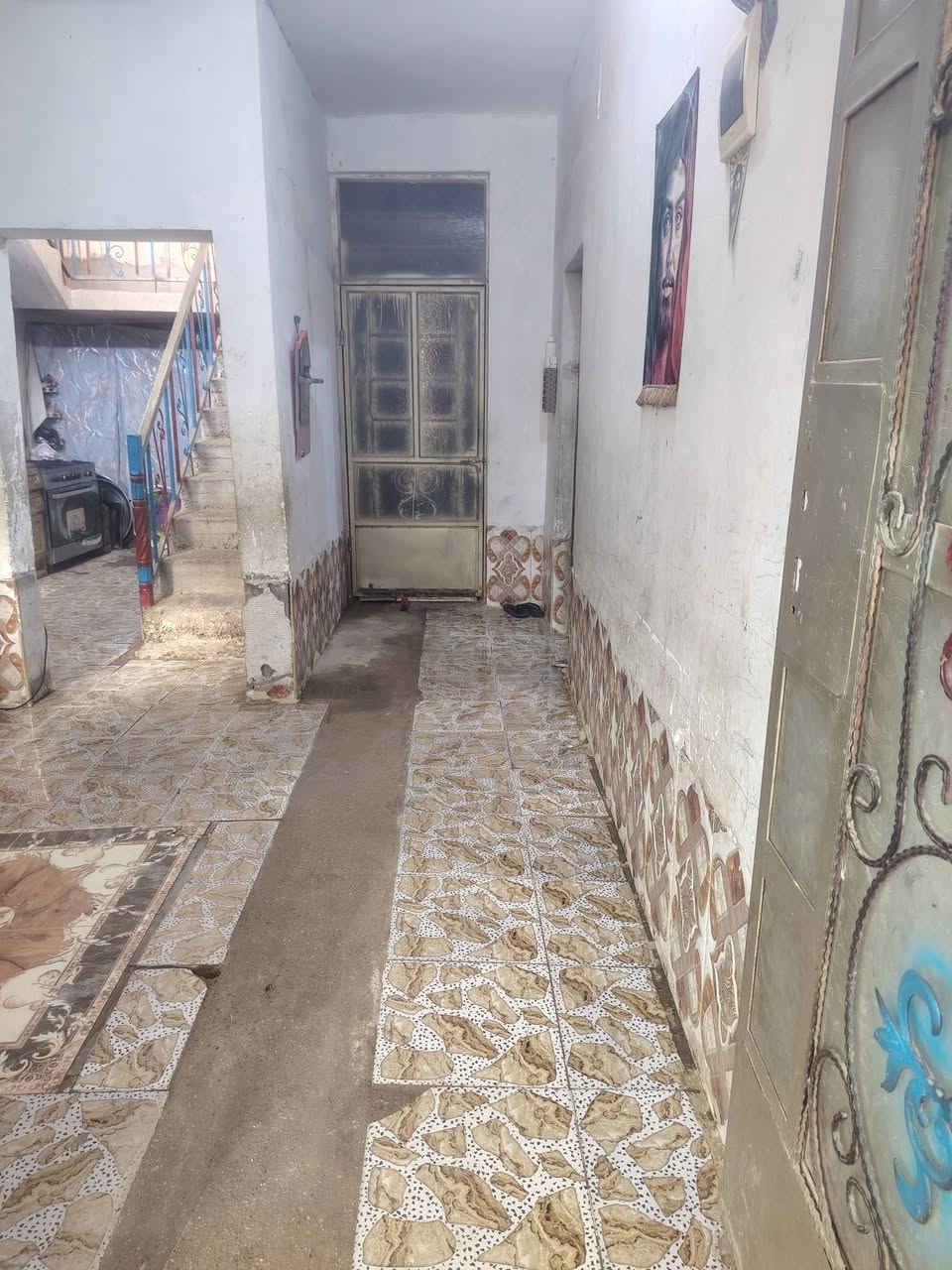 بيت للبيع مساحة ١٦٠ متر قاطين القاط الأرضي بي غرفةواستقبال وصالة ومطبخ ومنور والفوك غرفتين وصالة وصحيات خلف جامع الكتائب الاتصال على الرقم ***********
