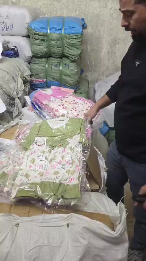 فستان بناتي ب٤٢ الدرزن 
قياساته من سنه لحد ٤ سنه 
للحجز مراسلة الصفحة  او على رقم الواتساب ***********
