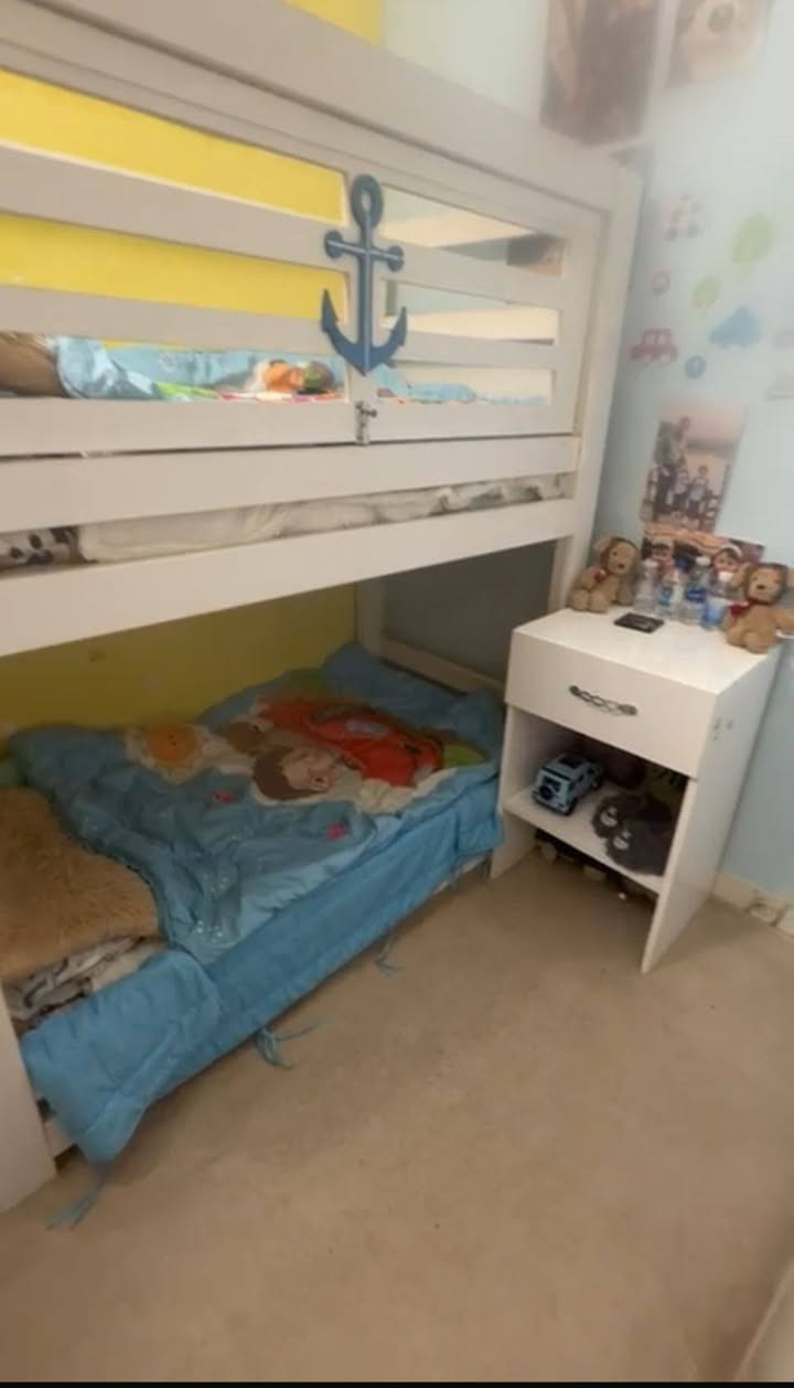 جرباية طابقين مال اطفال العمر لل١٠ سنوات واكثر هم تتحمل وقوية وتوصاه الخشب MDF وتتحمل الحد ١٠٠ كيلو والطابق الفوك بيه قفل وجكات علمود الطفل ليوكع امان اكثر ووياهة ميز تواليت ٤ مجرات ومراية وميز الصغير وكلش جديدة شخط مابيهة والمكان شارع فلسطين والسعر اتصل او تراسلني وتساب وتدلل ***********
