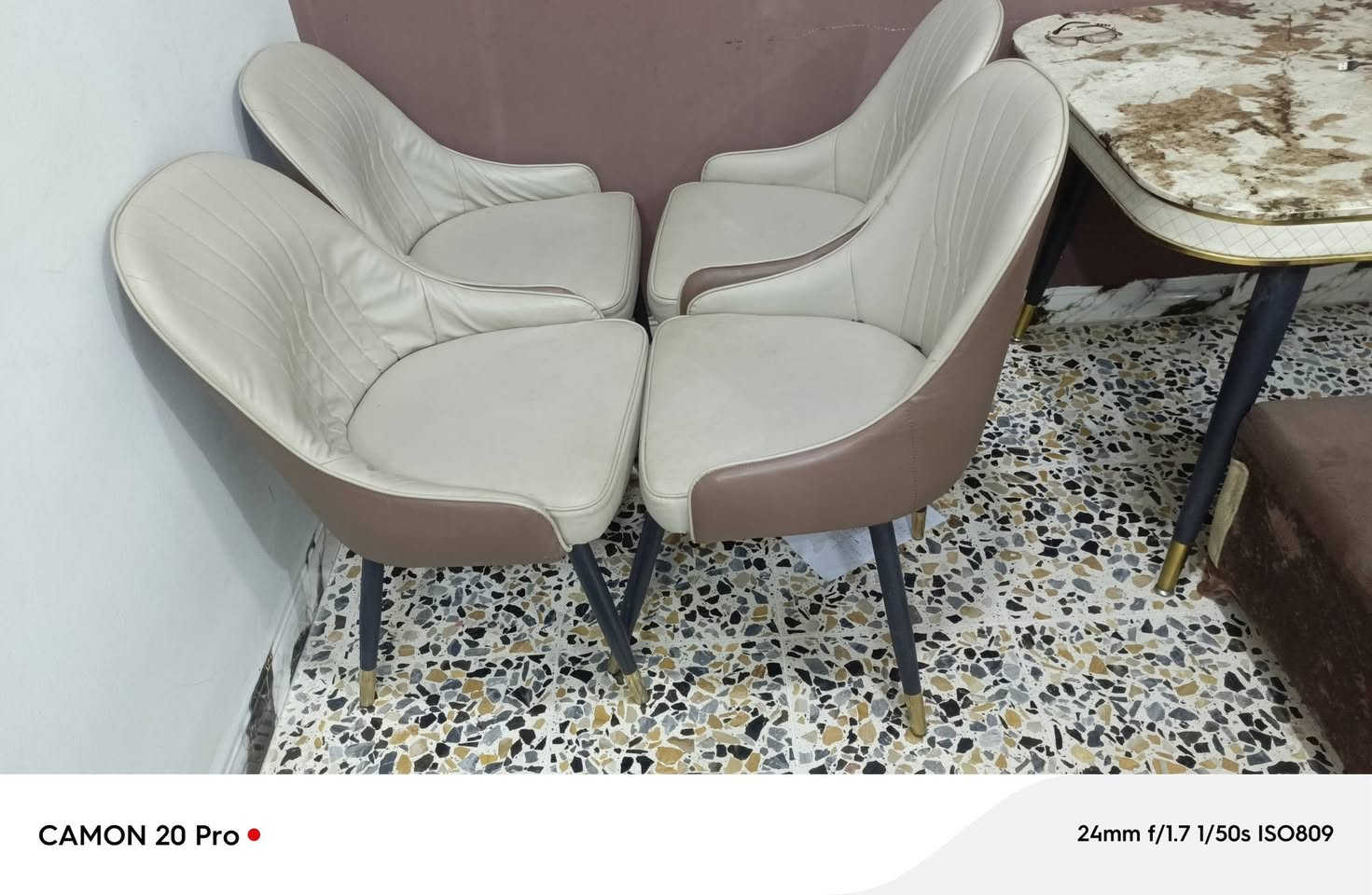 سلام عليكم. 
اغراض للبيع ميز طعام مرمر +6 كراسي؛ سعر 300بي مجال
مع سبلت نقص بوري فقط شغال طن واحد الحافض؛  السعر 100
المجمده سعرها 250نهايته***********/***********
