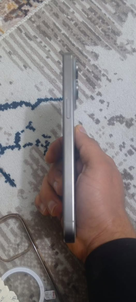 ايفون 15برو ماكس نضيف بطارية ٩٠ شرق اوسط دبل سيم كارت مامفتوح جهاز شراي يتصل***********كارتونه موجوده بس كارتونه ومطابق ذاكرة ٢٥٦
