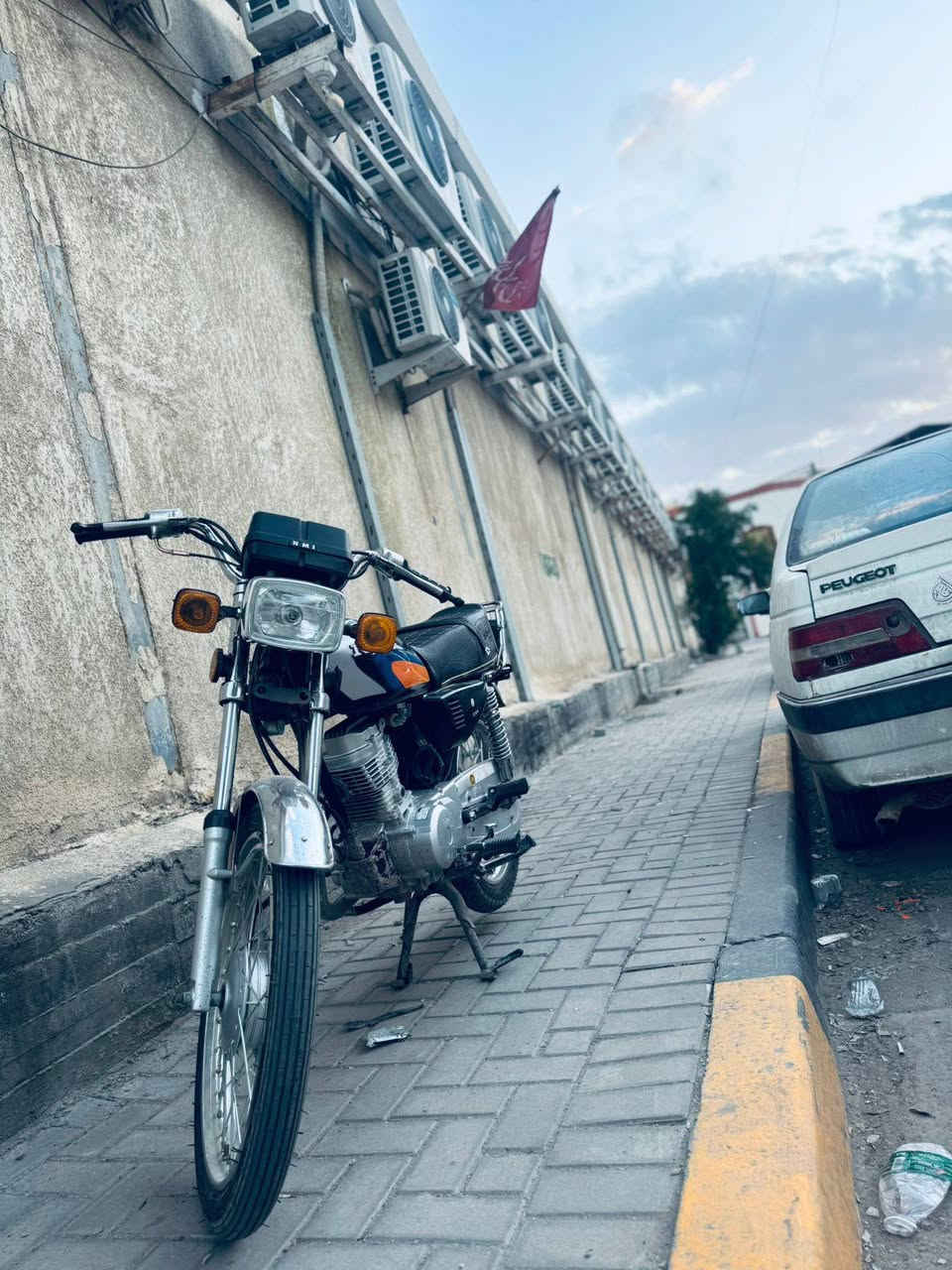 سلام عليكم
ناما شلامجا اصلي تعمير مديل 26 شاصي اسكنر؟ 
صارلها شهر من تعمرت اول مرة بدلتلة دهن؟ 
عنوان كرما علي؟ 
 سعر خاص؟ 
رقم صاحبها ***********
