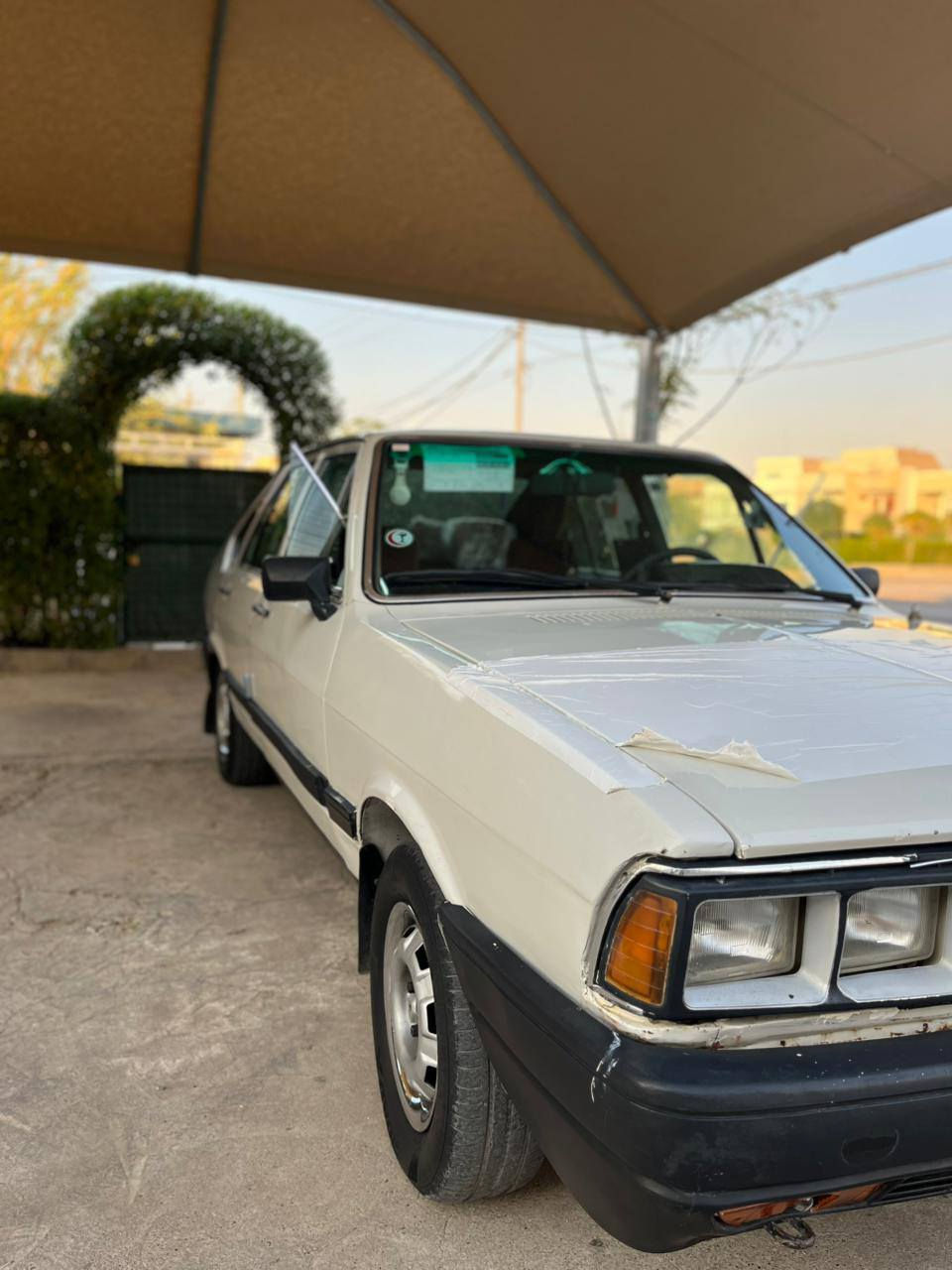 سه ره تا به ناوي خواي كه وره و مهيره بان 
به رازيلي فؤكس واگن 
مؤديل1986
كيرومه كينه به شه رت 
كاره باي به شه رت 
 هه موودوكمه كاني ئيش ده كات 
(سالؤنساي بيلاده)(هؤرن بيلاده)
(مكه به ره ي بيلاده)(٤گئرى بيلاده)
(گئيچ و حه ماوه و پاترى و رؤن و هندر برئكى ئيشه كا)
كوشني بلاده هيچ  ته قيوي نيه 
زؤؤ خاوين ماوه ته وه 
وه كوو سبوخ يه ك ده ركاي سه كني تؤزيك محجونه ژئرى سه ياره كه زؤر له سه ره وه ى جوان تره 
سه يره كه زؤر تووندوتؤله 
هه مووي ئيش ده كات به شه رت 
سه ياره كه وسفي ناويت 
ره قه م سه دامي كه ركوكه سه نه وي ئه سلي له گه له چوار تايه ي خاويني له ژيره سه ياره كه وه سفى ناوئت له رسمه كان زؤر جوانتره نرخى 23 وه ره قه مه جالئكى برايانه ژ.م *********** شوئين هه ولير أربيل, العراق
