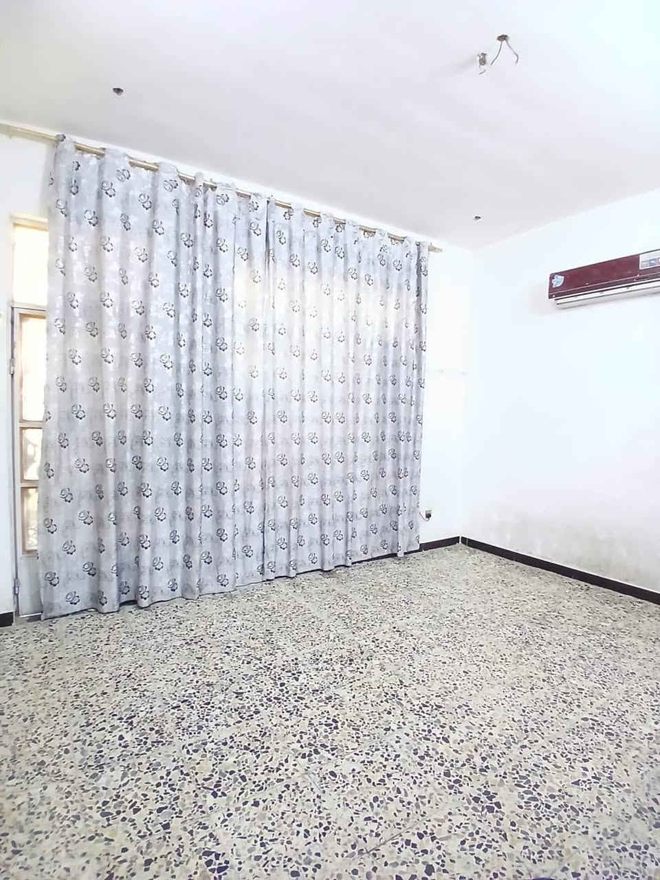السلام عليكم بيت للبيع   موقعه مميز قرب شارع تقاطع مشتل -بلديات  منطقة البلديات   قرب مجسر الجديد
السلام عليكم بيت للبيع زراعي    موقعه مميز قرب شارع تقاطع مشتل -بلديات  منطقة البلديات   قرب مجسر الجديد
مساحه البيت 130 متر بناء 2023
يحتوي المنزل على استقبال وثلاث غرف نوم اثنين ترك وثلاث حمامات ويحتوي على سطحين ومطبخ ومطبخ حراري  وكراج 
رقم للاستفسار ***********
