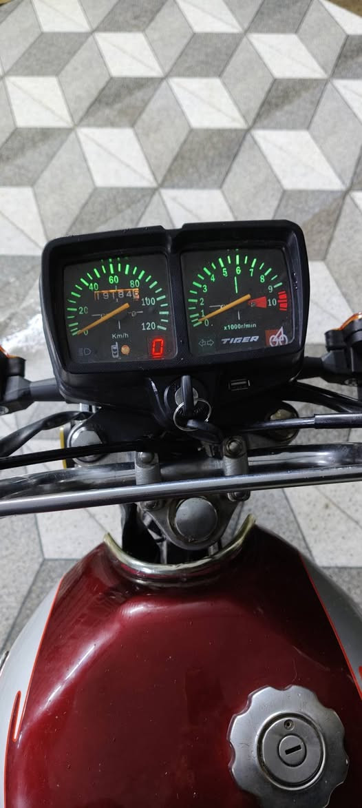 سلام عليكم دراجه تايكر للبيع موديل 2017 دراجه كلها جديده مفتوحه مره وحده كلشي شغال كهربايات ما بيها نقص شي أوراق كامله مكان دراجه ديالى بلدروز سعر الدراجه 325 وبي مجال حك الجبه الاتصال ع رقم ‏
‏‪0772 872 5577‬‏ بي واتساب
