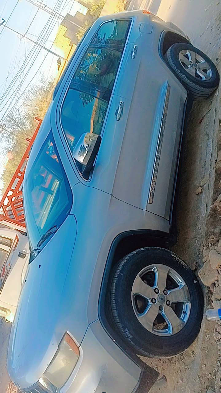 سلام عليكم جيب شيروكي سياره فول فتحه موديل 2012 رقم بغداد سنويه 2030 بسمي سياره مكينه و كير و  حداديه تخم تاير جديد سياره جديده بيها قطعتين صبغ بس جاملغ خلفي بدون دواخل بس صبغ و بنيد صبغ سياره 148 بيها مجال *********** واتساب ترهم مراوس بسياره أقل سعر
