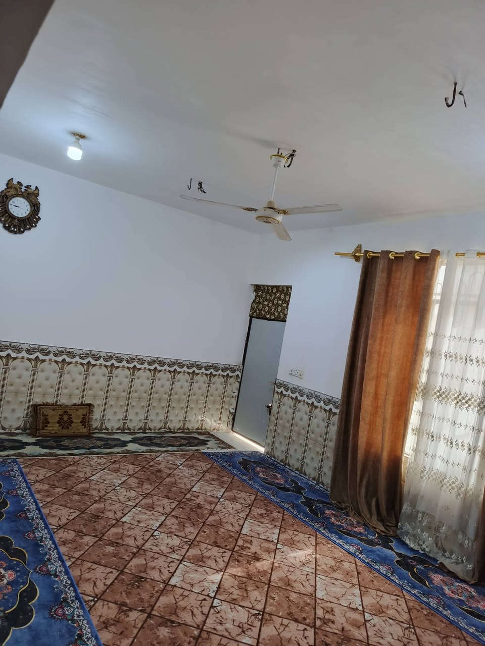 بيت للبيع مساحه 200 زراعي سقف صب بنات بلوك يتكون من غرفتين وصاله واستقبال ومطبخ وصحيات خارجيه وداخلية كله سيراميك ساحه كبيره
موقعه مقابيل قريت الغدير بشارع صب بيت 106 شارع 42
سعر 60
للاستفسار ‏‪***********‬‏
