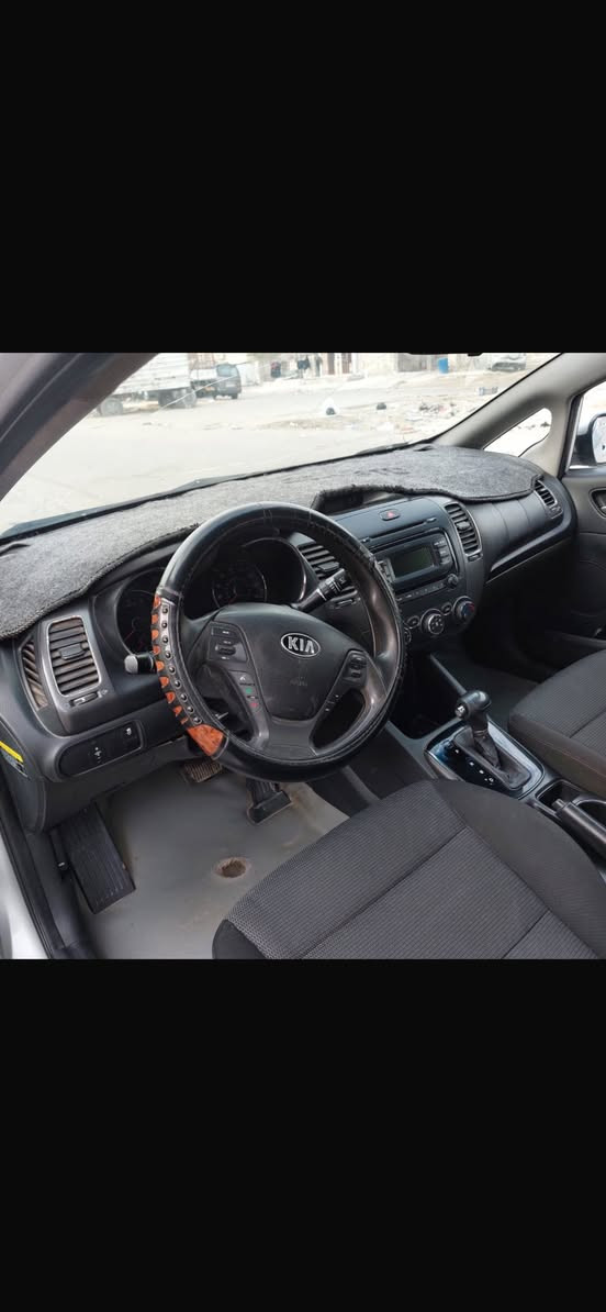 السلام عليكم 
كيه فورتي للبيع 
امريكيه 2017 
سياره خير من لله 
مكينه كير 
سونار موجود 
مكان السياره بغداد 
مكلف بل نشر 
***********
