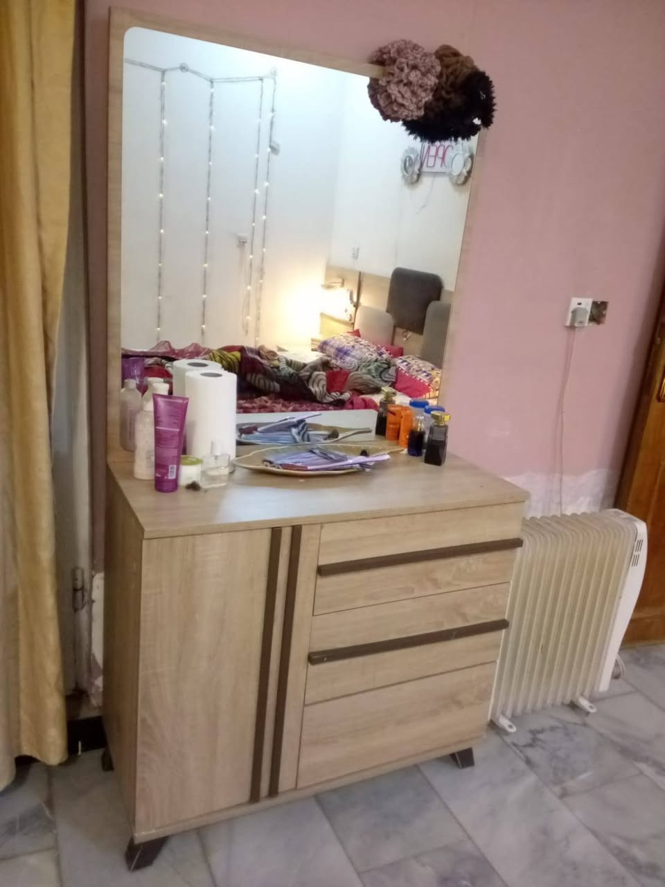 السلام عليكم شباب غرفة كاملة مكمله جديدة تركي إستعمال قليل اخت جديدة تجي وشوف بعينك السعر المطلوب 450 وبيها مجال قليل حك جيهة رقمي ‏‪***********‬‏
