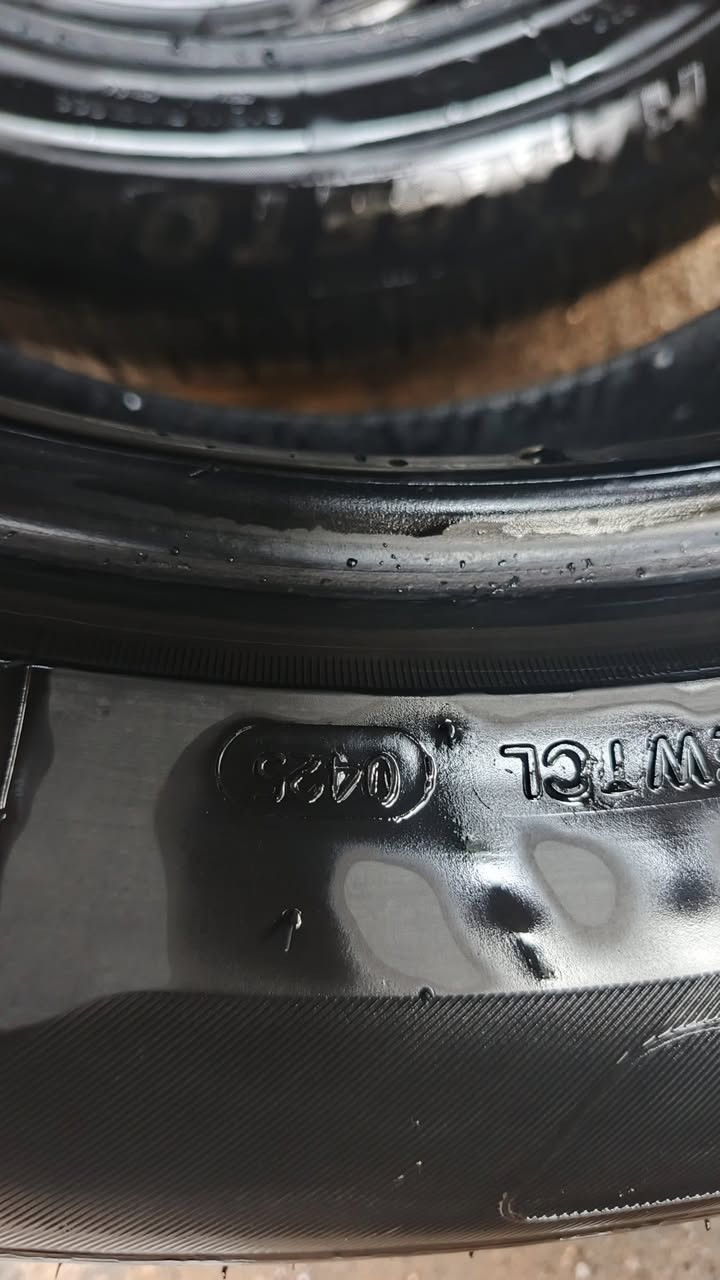 تايرات لاندكروز للبيع استخدام قليل
صيني درجه اولى سنه الصنع 25 مكان كربلاء 
***********
