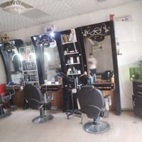 ٣ميوزه و٣كراسي و٢ فاترينات وميوزه صغار ثنين وحوض سمك كامل  للبيع قيمهن...