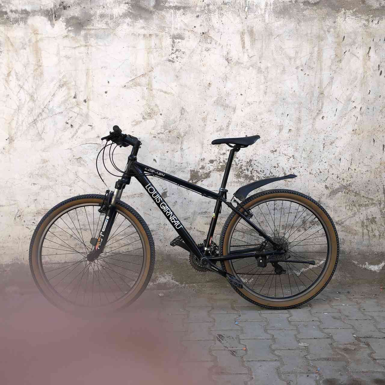 السلام عليكم عندي بايسكل للبيع لويس كندي قياس 27 ونص بريك شيمانو  
مكان بغداد الحرية  
السعر 200 وبي مجال 
رقم الهاتف ***********
