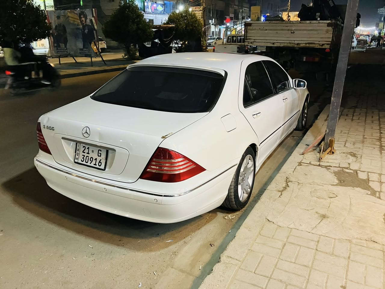 السلام عليكم ورحمة الله وبركاته s500
موديل 2003 
رقم سليمانيه شرط التحويل
مكانه بغداد مدينة الصدر 
كير +مكينه كفالة ادامه صارله يومين كامله 
كشنات غرفه. 100/100
صبغ جاملغ  فقط هلال 
مكفوله  من الحادث 
 ماشيه 70 الف 
حساس امامي خلفي 
محور دبلات درجة اولى
باب طويل
كشنات 4جلد+ تدفئة+تبريد+ كهرباء 
بيبان شفط
مثبت سرعه 
برده كهربائية 
4 بصمات
شاشه كار بلي + كاميرا 
سعره. 130 ومجال بسيط 
فول 1*1
 اتصال ***********
