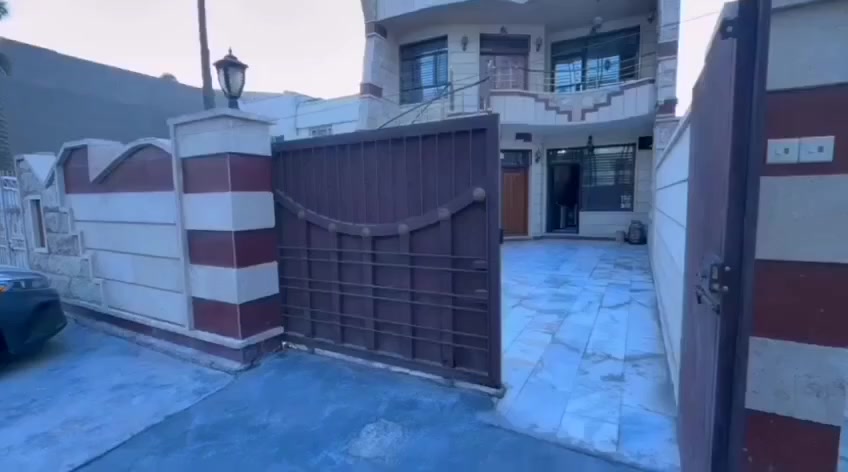 يعلن مكتب تبارك الرحمن للعقار عن بيع دار مسلح طابقين مدخلين مساحته ٢٤٤م جبهه ٧ونص نزال ٣٢ونص يحتوي على كراج حديقة رصيف٤م الارضي درج خارجي وداخلي صاله ومطبخ وهول وغرفة غسيل ومخزن وخدمات وغرفتين نوم واحده سويت طابق٢ صاله وهول وغرفة نوم وخدمات  وسطح والطابق الثالث بيتونه وسطح يقع في شارع فلسطين حي المعلمين السعر ٣٦٠٠ مليون للمتر الواحد بسعر قطعة الارض او اقل للأستفسار موبايل*********** ابو زياد الخفاجي
