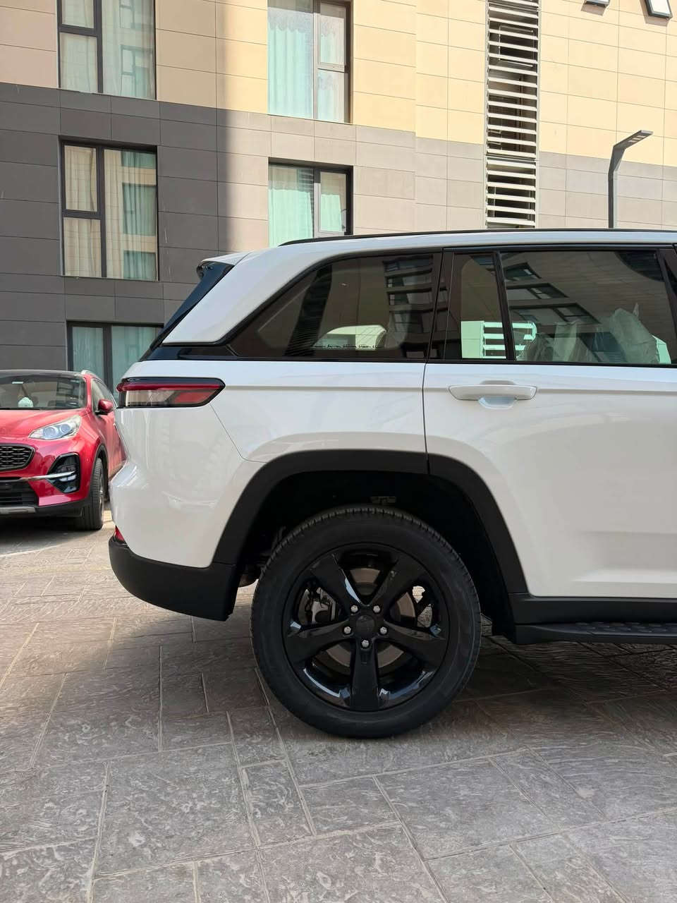 جيب موديل 2024 وكالة هارلم
جيب شيروكي 4X4 
بلاك توب     Altitude التيود 
مغلفة ppf + الجام عازل حراري 
ماشية ٦ الف 
مواصفات:

* فتحة سقف 
* قير أوتوماتيك 8 سرعات. 
* دفع رباعي (4x4) .
* ويل  اسود قياس 20 إنش.
* شاشة وسطية مع Apple CarPlay وAndroid Auto لاسلكيًا.
* شاشة عدادات رقمية .
* شاحن لاسلكي للموبايل.
* تشغيل بصمة ودخول ذكي.
* مقاعد أمامية مدفأة مع مقود مدفأ.
* كاميرا خلفية وحساسات أمامية وخلفية.
* مثبت سرعة متكيف (Adaptive Cruise Control).
* نظام المحافظة على المسار.
* نظام مراقبة النقطة العمياء.
* رادار طوارئ أوتوماتيكية وتحذير من الاصطدام.
* رادار خلفي التحذير عند الاصطدام .
السعر :٣٧،٥٠٠$
* السيارة مكفولة كفالة عامة 
العنوان 
حي الجهاد 
***********
