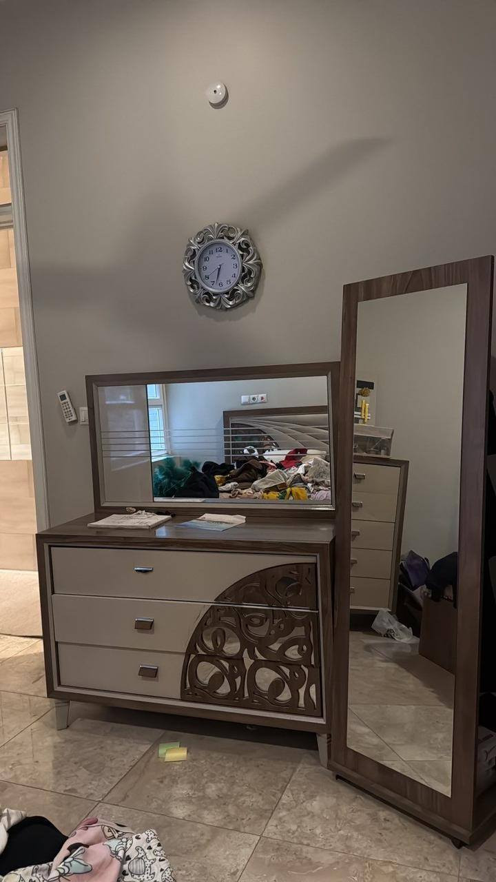 غرفة نوم تركي ٧ قطع نضيفة جدااا ماخذيهة من العالمية كلش راقية واي ضرر ما بيهة مكاني قرب بوابة الكاضمية ***********
