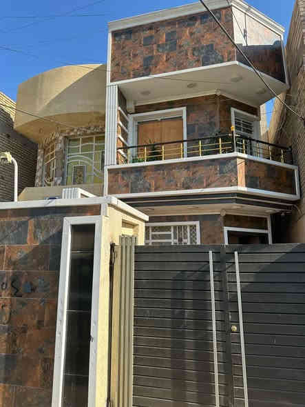 بيت 100 متر طابقين واجهة 5 متر نزال 20 متر زراعي

يحتوي الطابق الاول على صاله و مطبخ و كراج و حمام عدد 2 و غرفة نوم 

الطابق الثاني غرفتين  نوم و حولي و حمام و بيتونه كبيره و سطح عدد 2 

العنوان بغداد الشرطة الخامسه شارع الاميره العريض

رقم الهاتف ***********
