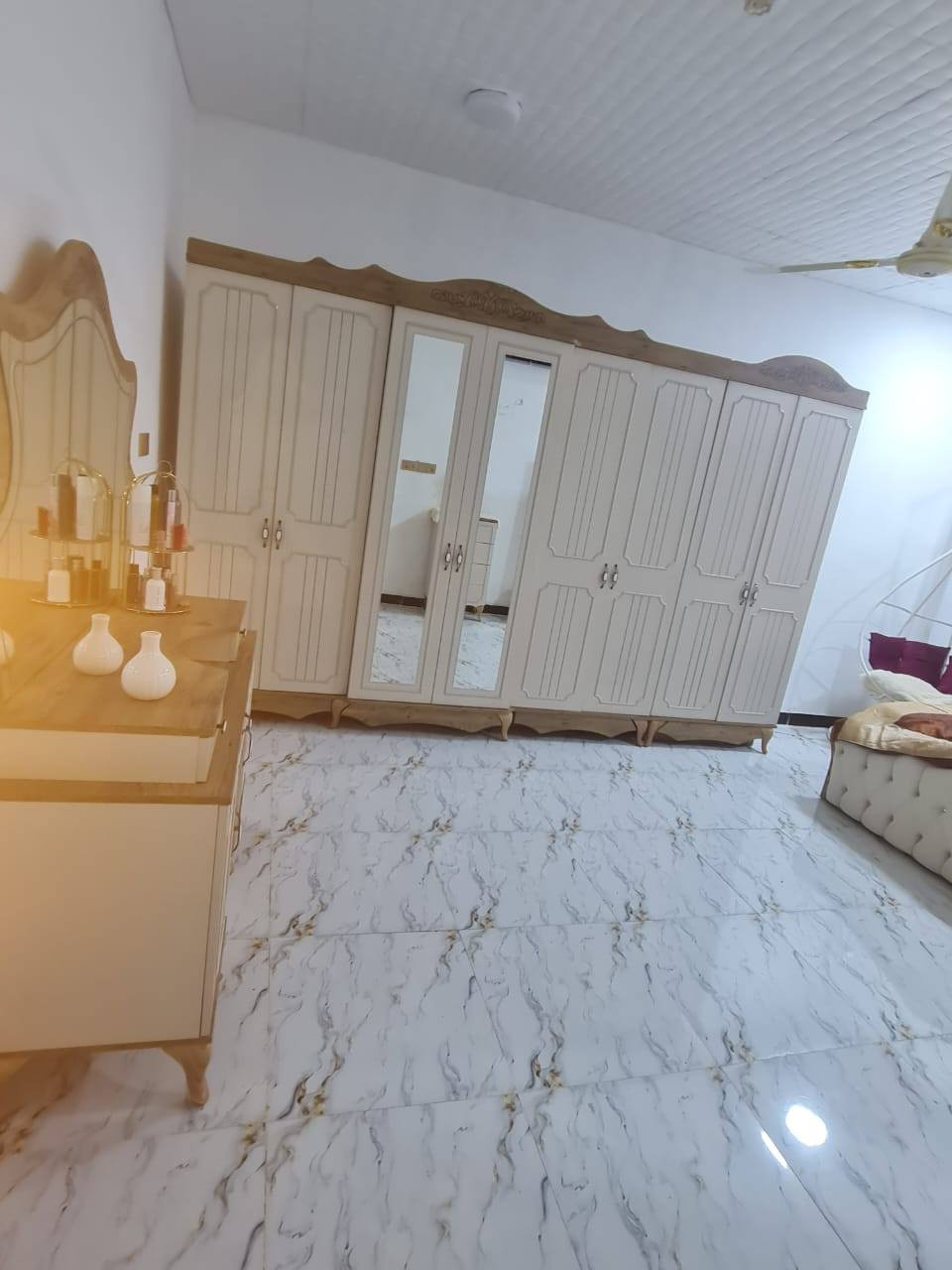 ياالله بيت بالعابره نزلت بيت المحافظ القديم مساحه ١٢٥ بناء حديث ٢٠١٨ الارضيه بور سلين السطح ايزوكام /غرفه فوك عكاعده ٦ ب٤ وغرفه سكفهه سندويج /الطابق الاول غرفه ٦ب٤ واستقبال وحمام داخلي وتواليت خارجي واستقبال ومطبخ مفتوح السكف صب بناء خير من الله 
هاتف/*********** الحال, واسط
