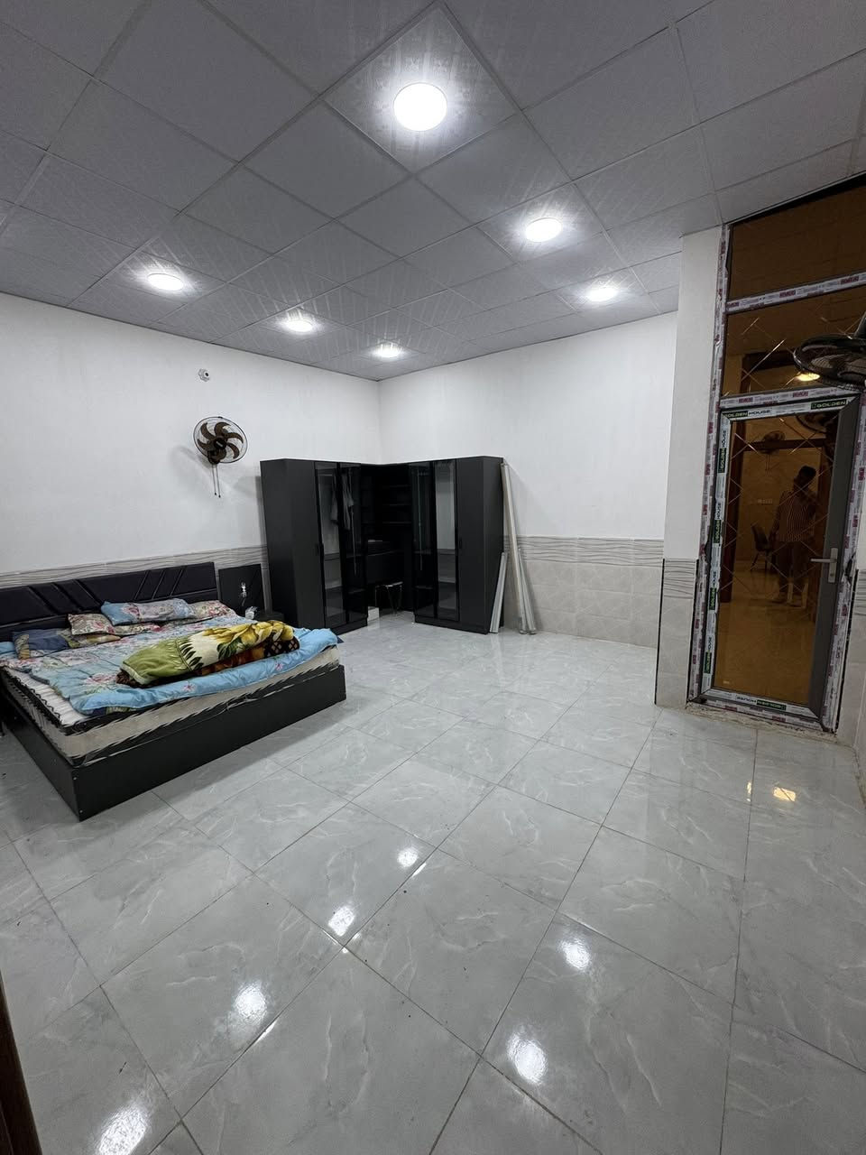 ✨ فرصة ذهبية لامتلاك بيت العمر في كربلاء ✨  
🏡 بيت حديث مع أثاث كامل وجديد، مساحة واسعة 250م وواجهة 16م، موقع مميز على شارع الرابط مقابل جامع دمعة رقية، يبعد فقط 15 دقيقة عن مركز المدينة.  

🔹 يتكون من غرفتين سويت، صالة، مطبخ مجهز، ومضيف يتعهد صاحب البيت بإكماله.  
🔹 السعر: **80 مليون فقط**  
🔹 الطابو: زراعي – سند 25  

💎 الأثاث شامل: 4 سبالت، 3 بلازما، ثلاجة، طباخ وكاونتر، غرف نوم، 3 تخم، ميز طعام، منظومة كاميرات، سخان ومراوح.  

📞 لا تفوت الفرصة، البيت جاهز للسكن فوراً مع كل مستلزماته!  
***********  ***********
