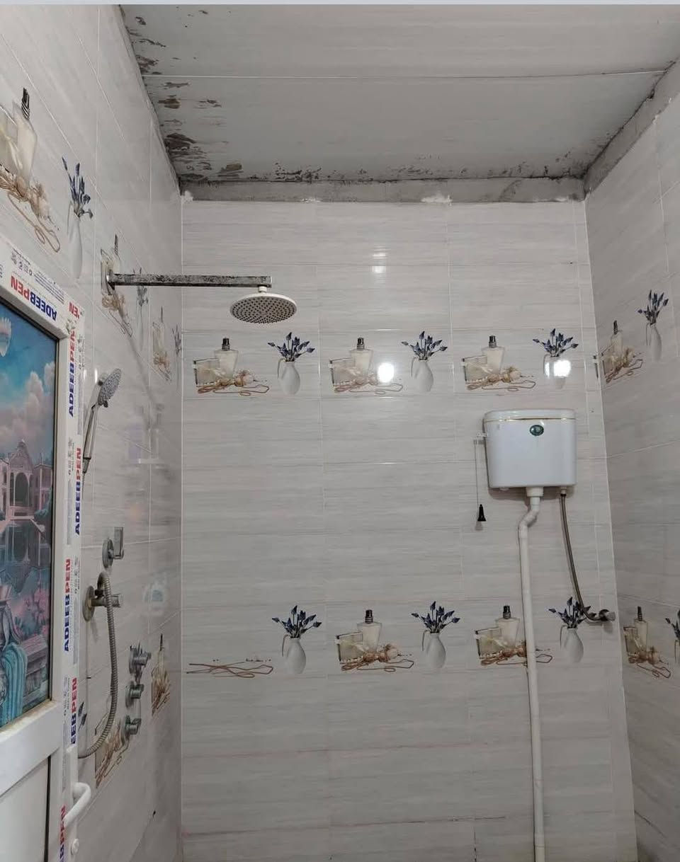 بيت للبيع شارع المطار القديم سعر ١٣  يتكون من غرفه وصاله وداخلها مطبخ  وصحيات وطرمه جبيره ***********
