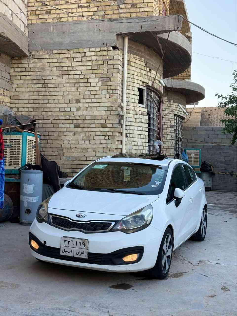 السلام عليكم للبيع كيا ريو موديل ٢٠١٤ خليجي محرك ١٦٠٠ فول موصفات فتحه تحكم ستيرن ٥ ويل كب اشاير بلنري مري شفط حساسات خلفيه سياره جديده وحلوه مكفوله من ضربه وصبغ وتبديل وفتح  بيها مكانين بارد زغار فقط 
تبريد ثلج حداديه نافضها من طول للطول 
مكينه وكير عل شرط 
باسم شركه تريد وكاله تريد تحويل 
سعرها ٨٦ ورقه بيها محال حك الجيه 
*********** النجف, العراق
