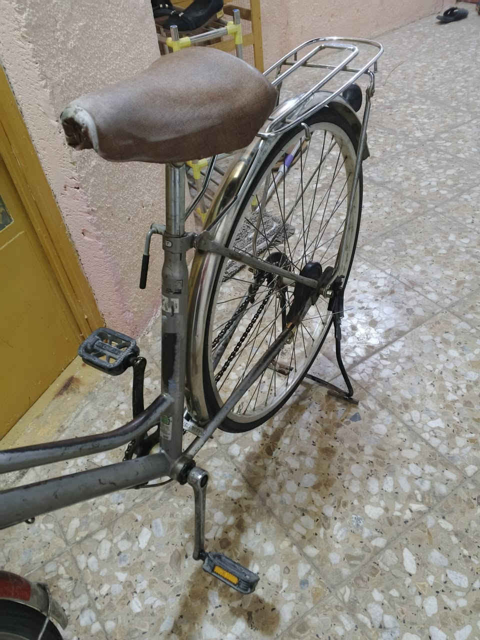 سلام عليكم
بايسكل بناتي ياباني حجم 27 بلادي نظيف جديد طائرات جدد بريك جبس جديد بايسكل نظيف وكامل 
المكان بغداد الشعب 
سعر 75 وبي مجال للشراي اتصل واتساب.  
*********** اتصال واتساب
