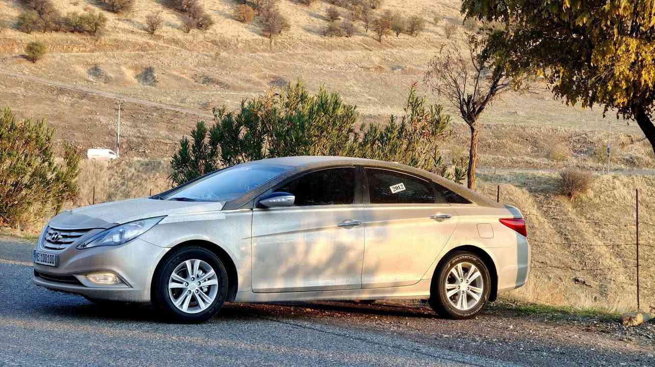 هۆندا سۆنـاتا مۆدێل 2012 بڕاوە
سەیارەکە ماڵی دۆستە هەر زۆر زۆر پاکە گێڕو مەکینەی بەشەرتی هەزار فیتەر 90هەزاری هەقیقی ڕۆشوە
مەکینەی بروغۆی نەکراوەتەوە  بەنزین زۆر زۆر کەم دەخوا 
سەیارەکە خۆم زۆر لێی ڕازیم بەشەرتی هەموشت دەیدەم

فول مواسەفاتی بێ پانۆراما
جڵد و هیتەر و ئاوێنە ئیشارەت و کارەبای شاشەو حاسە 
مەسروفی نیە ڕۆنی تازەگۆڕاوە هاترۆلیک و پاتری تازەیە
تایەکانی تازەیە کارەبای مەزبوتە  کامل جوانکاری بۆکراوە
جامی هەڵگیراوە برێک بەستراوە 

سەیارەکە هین دەستی خۆمە خزمەتم کردوە
عەزێت نەدراوە بۆکەسێک باشە هەڵیگرێت بۆماڵی خۆی
بۆهاتوجۆی ڕۆژانە سودی لێ دەبینێت بەنزین زۆر کەم دەخوات

شوێن سەیدسادق
ژم.. ***********
