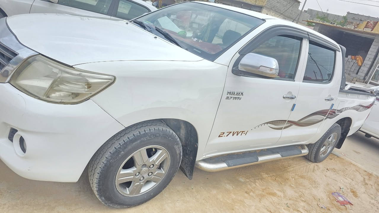 السلام عليكم هاي لوكس للبيع مكفوله مكينه تصرف بسمي رقم مثنى انكليزي مكان السياره بصره 
معروضه 180
رقم الهاتف ***********
