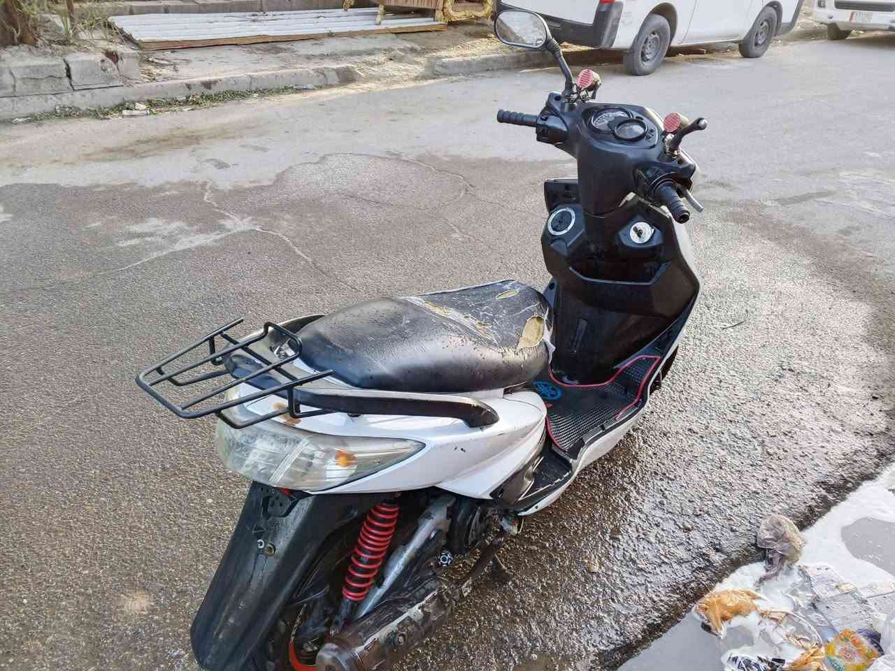 دراجه سكنس فحل الدراجه نظيفه وحلوه بيها نقص الملف عاطل يعني الدراجه طافيه بس مكينه وكسل وكهربائيات كلها  جدد مكاني النعيرية وهذا رقمي *********** سعرها ب350 وبيه مجال خاص مغلق
