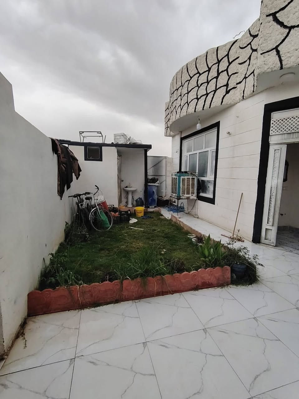 دار البيع سنه البناء 2024ركن طابق ونص الموقع حي العسكري قرب ماركت المرعي ومدرسه الجواهري المساحه 200 متر مطل على حديقه طابو صرف بسم شخص واحد 
تفاصيل اكثر راسل خاص او واتس اب او اتصل 
***********

