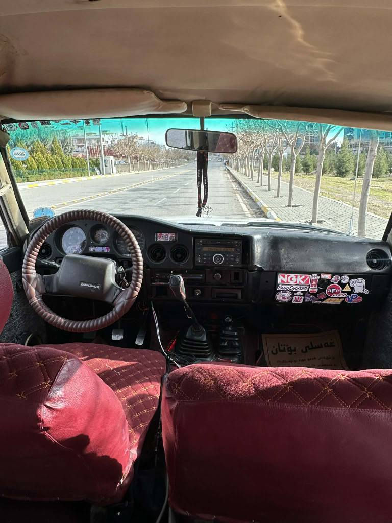 لانکروزر مۆدێل ١٩٨٨ 
***********

 ٣f سێ ئێف و شەش گێڕە
دیسکە پاوەرە چکنێتە 
گێڕ و مەکینە و دەبڵ ئەکسل و کارەبایات ھەمووی بەشەرت گێچی بەنزین و حەماوەی ئیش ئەکات 
چوار تایە و ویلی لۆک لۆکی جەبەلی لەژێرە 
سەنەوی عەسڵی بەغدای لەگەڵە
ئاڕمی پلاستیکی سلێمانیە ئاڕم و ئەوەلیات و حیجز و غرامە بەشەرت 
سعری ٣٦ گەڵا و کەمێک معامەلە 
سەیارەکە لەسلێمانیە
*********** السليمانية, العراق
