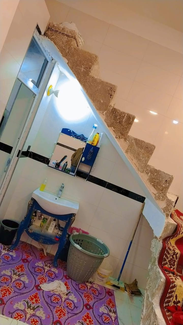 بيت للبيع ١٣٠ متر طابقين
طويريج الرُشيدة
واجهة ٦م    نزال  ٢٣م      السعر (85 مليون)
يحتوي على 
الطابق الأرضي ـ طارمة واسعة -مطبخ-صالة-صحيات -مجموعه مغاسل--غرفة نوم -- استقبال
-----------
الطابق الثاني/ غرفة نوم -مطبخ -صالة- صحيات 

البناء طابوگ
السقف كونكريت
للتواصل الاتصال بنا على الرقم التالي 
‏‪0770 423 9664‬‏
أو مراسلتنا على الماسنجر
