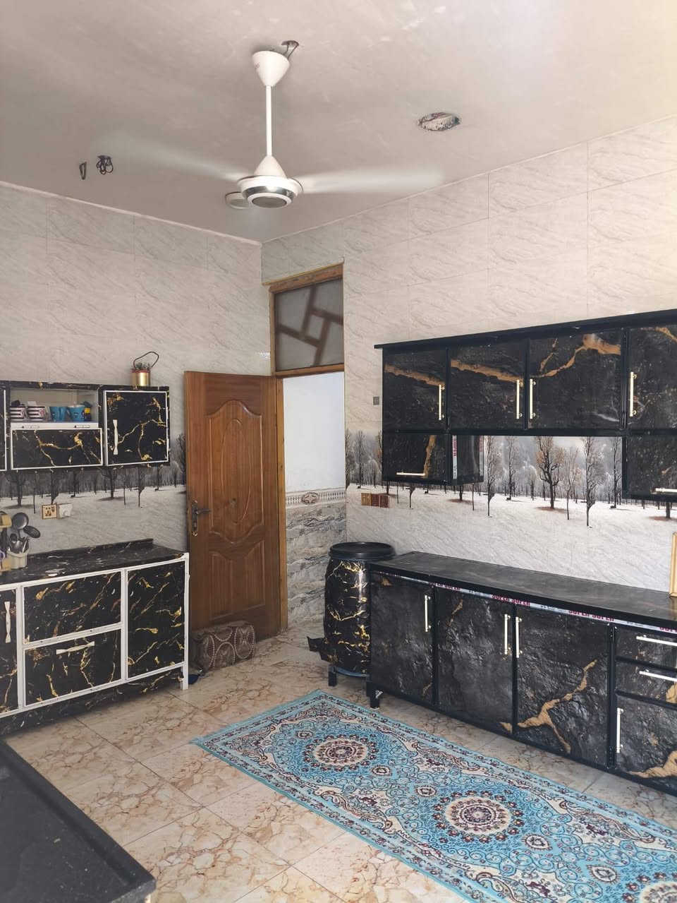 سلام عليكم دار البيع مساحة 400
مكانه حي الحكيم قرب على محلات الكشاوي يبعد على شارع العالم ١٥٠ متر
طابقين بناء طابق اول طابوك غرفه وصحيات وهول
 ومطبخ طابق الثاني غرفه هول وبيتونه
استفسار اتصل ***********
