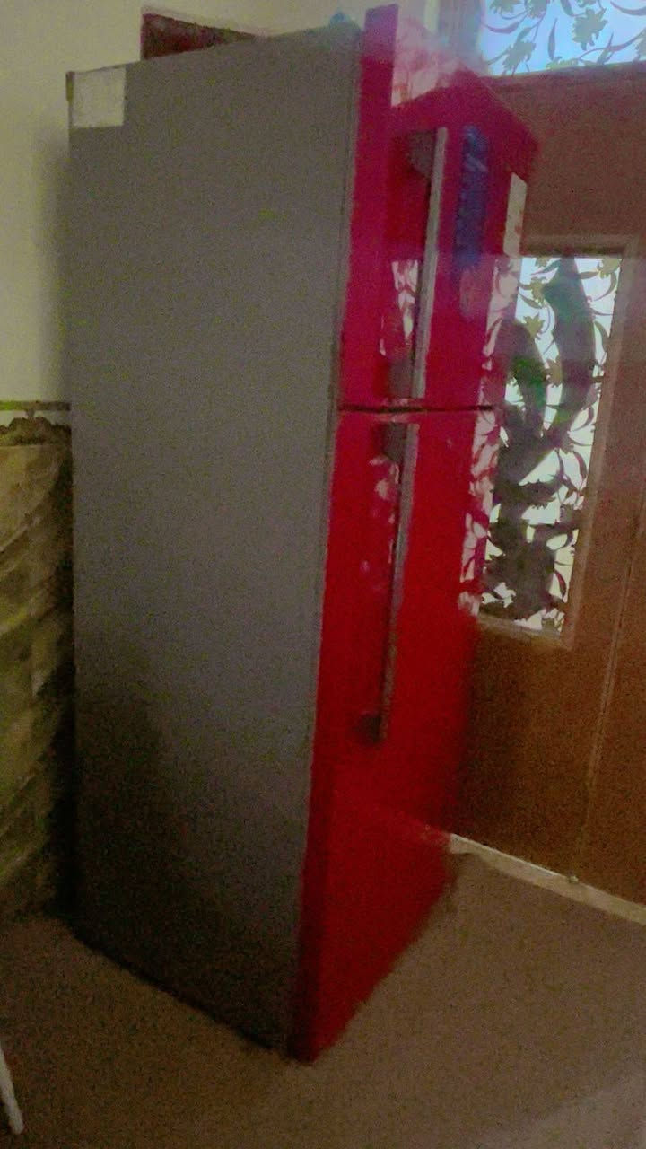 ثلاجه 18 قدم مستعمله نضيفه السعر 300 او بيه مجال المكان حله شارع سيد علي ***********
