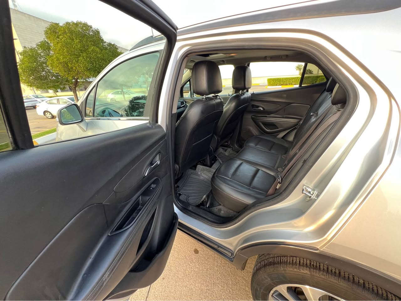 السلام عليكم 
السعر فقط 86📍ورقه فقط ومجال
للبيع فقط بدون مراوس بيوك امريكي موديل 2018 محرك 4 سلندر توربو السياره 5 راكب وفول فول مواصفات 1/1 السياره گير محرك تبريد شرط طخم تايرات جدد تحويل وغرامات شرط السياره ماشيه 120 الف كيلو وبيها قطعتين ونص صبغ  بدون دواخل شواصي وايرباكات مكفوله والسونار موجود جديد سياره جاهزه وحلوه دينار مصرف مابيها السعر فقط 86 ورقه ومجال وعليها 300$ دولار غرامه ينزل من السعر مكان السياره اربيل للتواصل الاتصال
***********- بي واتساب
***********- بي واتساب
*********** أربيل, العراق
