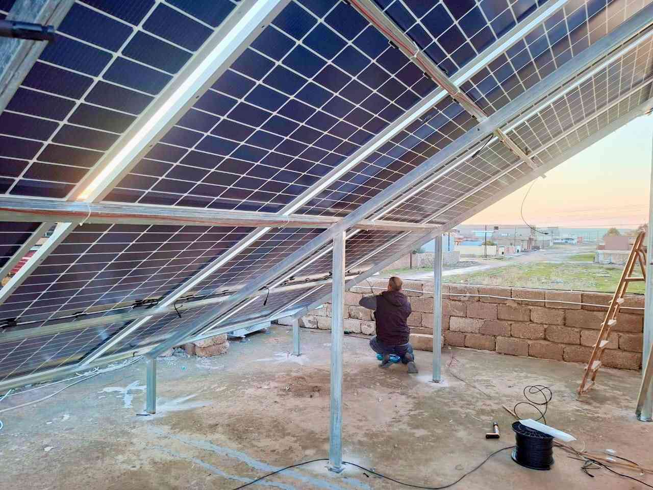 🔋 إنجاز جديد لمكتب روژ للطاقة الشمسية في #مهت شيخان 
🗓️ الثلاثاء  6_1_2026
بفضل الله وبدعمكم المستمر، يسرّ مكتب روژ للطاقة الشمسية أن يعلن إكمال مشروع تحويل منزل ابو هلال في  #مهت     إلى منظومة طاقة شمسية متكاملة توفر كهرباء مستقرة على مدار الساعة 🌞، مع نظام تشغيل وإدارة كامل عن بُعد.
🚀 مواصفات المنظومة المنجزة:
🔸 ألواح شمسية 600 واط × 10– ضمان 12 سنة – شركة Allolla 
🔸 بطاريات ليثيوم 15 كيلوواط × 1 بسعة 300 أمبير – ضمان 5 سنوات 
🔸 إنفرتر 12000 كيلوواط – قطعة عدد 1  – شركة Deye – ضمان 5 سنوات 
🔸 قدرة تشغيل مستمرة:
    • نهاريًا: 20 أمبير
    • ليليًا: 15  أمبير
🔋 استغناء تام عن المولدة
يأتي هذا الإنجاز ليؤكد التزام مكتب روژ للطاقة الشمسية بتوفير حلول طاقة متجددة موثوقة وآمنة تلائم المنازل والمشاريع التجارية على مدار الساعة، مع أعلى مستويات الجودة.
🌍 عناوين المكاتب:
📍 بعشيقة – حي الربيع – قرب كافتيريا الربيع
📍 شيخان – مفرق شيخان – قرب مطعم عنتاب
📍 سنجار – سنوني
📞 للاستفسار والتواصل:
المهندس قيدار: *********** – ***********
سلام سلو: *********** – ***********
📲 تابعونا على صفحة مكتب روژ للطاقة الشمسية لمشاهدة المزيد من الإنجازات والتحديثات.
#الطاقة_الشمسية #مكتب_روژ #طاقة_نظيفة #نينوى #العراق #بعشيقة #شيخان #سنجار #دهوك #الموصل #طاقة_متجددة #الاستدامة #روژ_تبدع #باعذرة #كوردستان #جامعةموصل #مهندس #كهرباء #موصل #اربيل #دهوك #عقره #سميل #شاريا #شيخان
