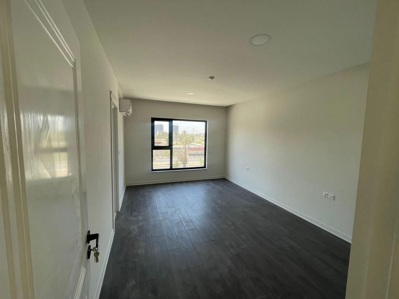 شقة  للبيع
العنوان/ مجمع الروان السكني 
المساحة/ ٢٠٠
بناية/R
طابق/ 4
-عدد الغرف 3
- صالة و هول و٣ حمامات  
-اطلالة / خارجية ركن شارع المطار
بلكونة عدد ٢
-حالة الشقة فارغة 
-التسليم مباشر
للاستفسار اكثر: ***********
