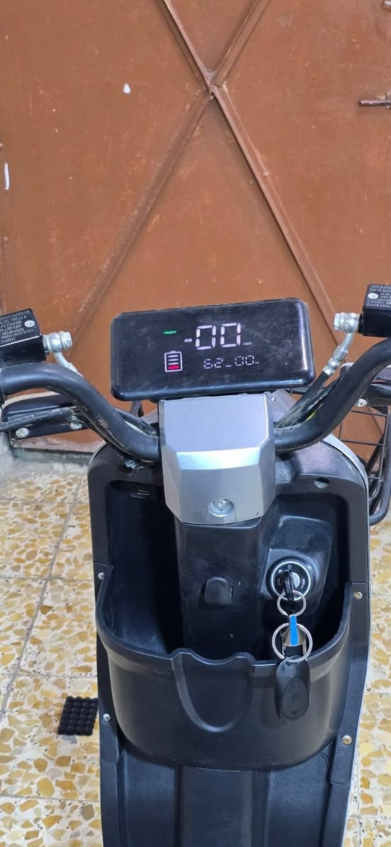 السلام عليكم
دراجه شحن R10
دراجه نضيفه 
بطاريات6 كبار 
ملف 1200
3 سرعه
هورنين
سويجين وبصمتين 
مكاني بغداد حي العامل 
***********

