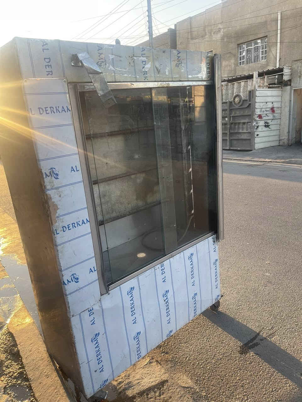 سلام عليكم شوايه ام ست شياش مستعمله نضافته 90 بل ميه شغاله من كلشي سعره 225 الف قفل مكاني حي العامل 
***********
