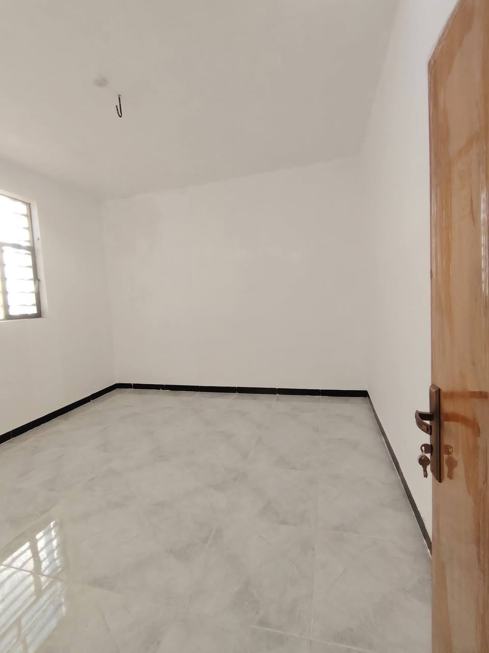 للبيع 50متر درجه اولى موقع حلو
اسعر 19وبي مجال 
بناء فول طابوق جمهوري واساس وسقف صب كونكريت 
تبليط الباب البيت 
سند 25طابو زراعي  
للستفسار ***********
