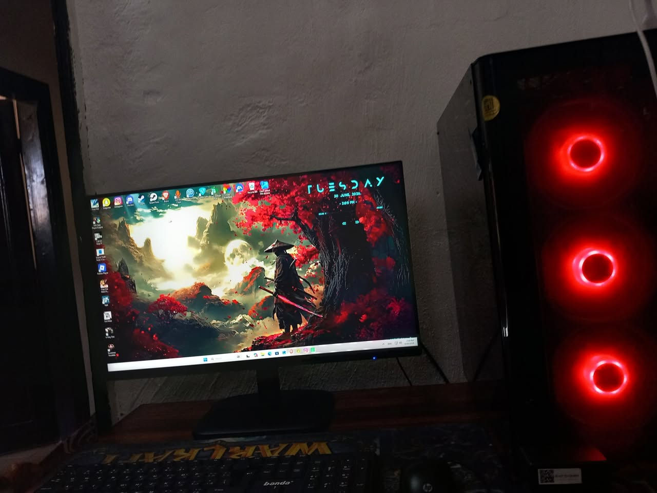 للبيع جهاز PC بحالة ممتازة، الجهاز تم تجميعه بعناية ليعطي أفضل أداء في الألعاب والبرامج بسعر منافس جداً. الجهاز سريع، هادئ، وجاهز للاستخدام فوراً!
المواصفات التقنية:

​المعالج (CPU): Intel Core i3-10100 (أداء ممتاز في الألعاب والمهام اليومية).

​كرت الشاشة (GPU): ASUS TUF Gaming GTX 1650 Super (نسخة الـ TUF المعروفة بالتبريد القوي والأداء الثابت).

​الرامات (RAM): 16GB (8x8) - تضمن لك سلاسة تامة في تعدد المهام.

التخزين 230g ssd

​مزود الطاقة (PSU): 550W (كافي جداً للمواصفات ومستقر).
شاشه acer 100 فريم ips 

​لماذا هذا الجهاز مناسب لك؟

​أداء ممتاز: يشغل جميع الألعاب الشهيرة (مثل Valorant, Fortnite, Warzone, GTA V) بأداء سلس جداً.

​تبريد احترافي: كرت الشاشة من سلسلة TUF يضمن لك حرارة منخفضة حتى أثناء الضغط.

​سعر مغرٍ: السعر المطلوب 330
للبيع جهاز PC بحالة ممتازة، الجهاز تم تجميعه بعناية ليعطي أفضل أداء في الألعاب والبرامج بسعر منافس جداً. الجهاز سريع، هادئ، وجاهز للاستخدام فوراً!


**إذا كنت صاحب هذا الإعلان وتريد حذفه لأي سبب، رجاءا أرسل رسالة إلى الدعم الفني**