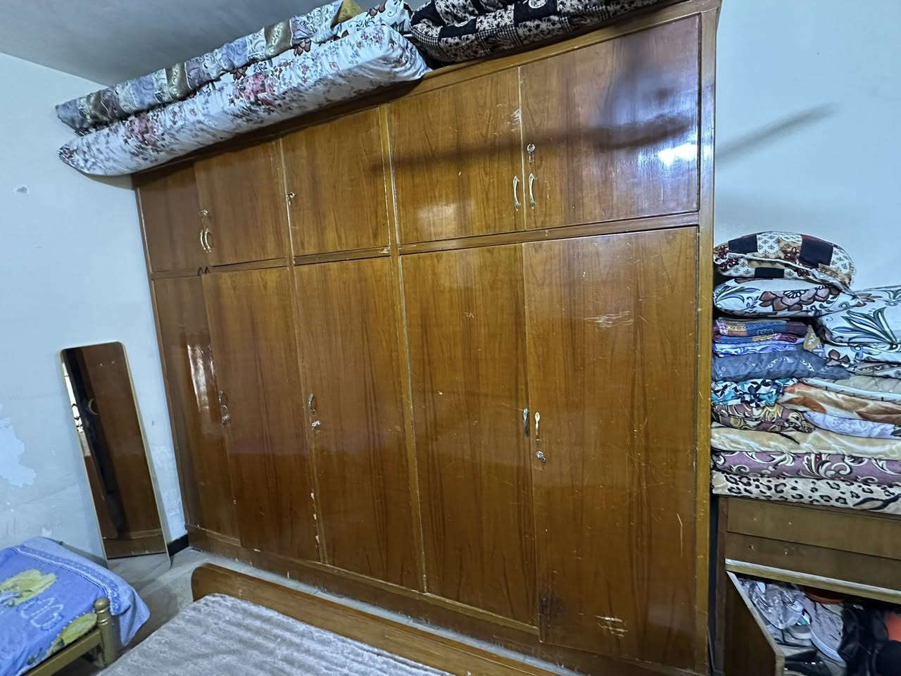 كنتور صاج عراقي ٥ ابواب   للبيع   و ميز تواليت الخاص بي للبيع. العنوان بغداد ***********
